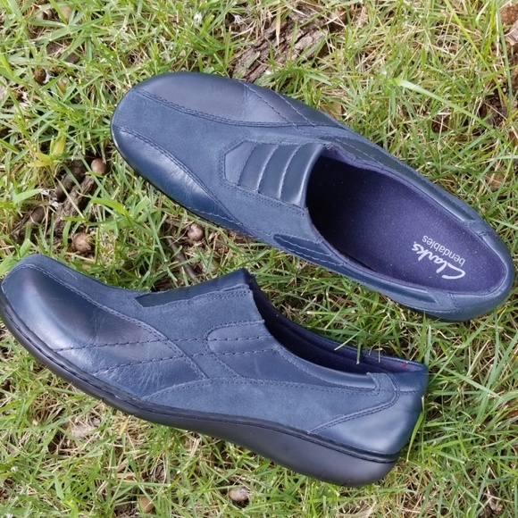 Clark's Genuine leather.  Wide - Picture 2 of 8